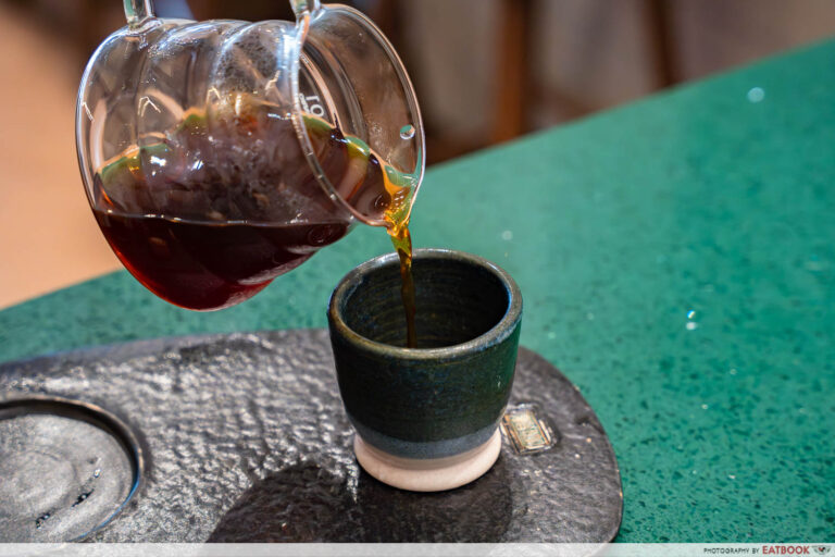 tiong-hoe-filter-pouring