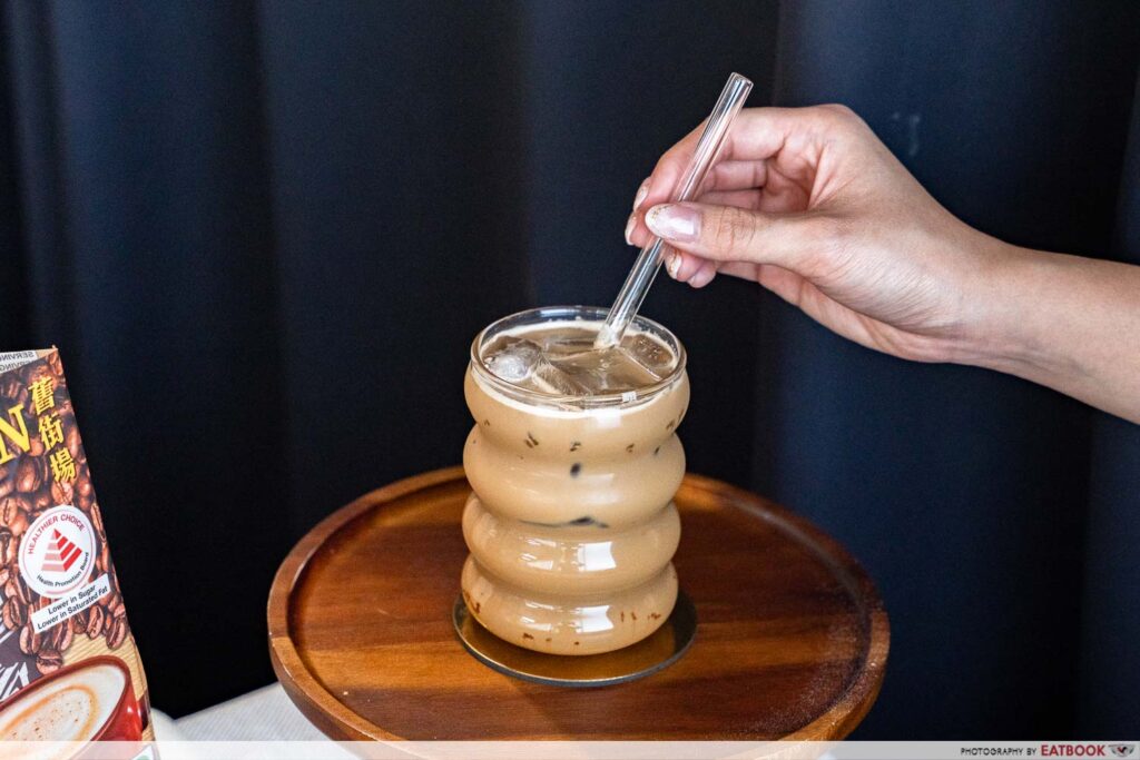 oldtown-white-coffee-pouring