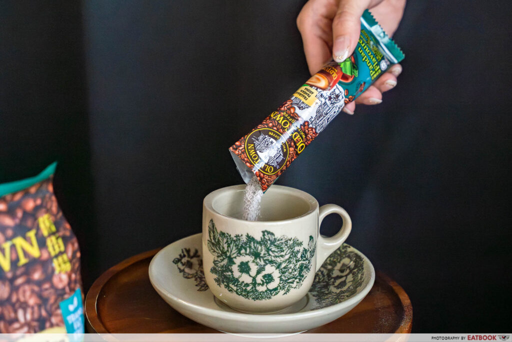 oldtown-white-coffee-pouring