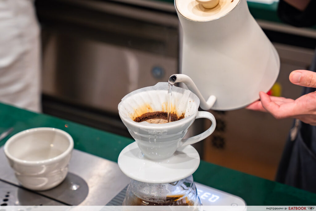 tiong-hoe-coffee-filter-pouring