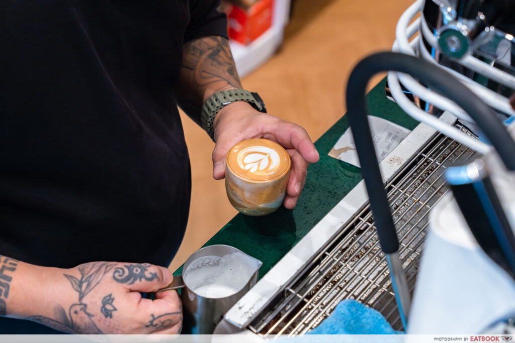 tiong-hoe-coffee-latte-prep