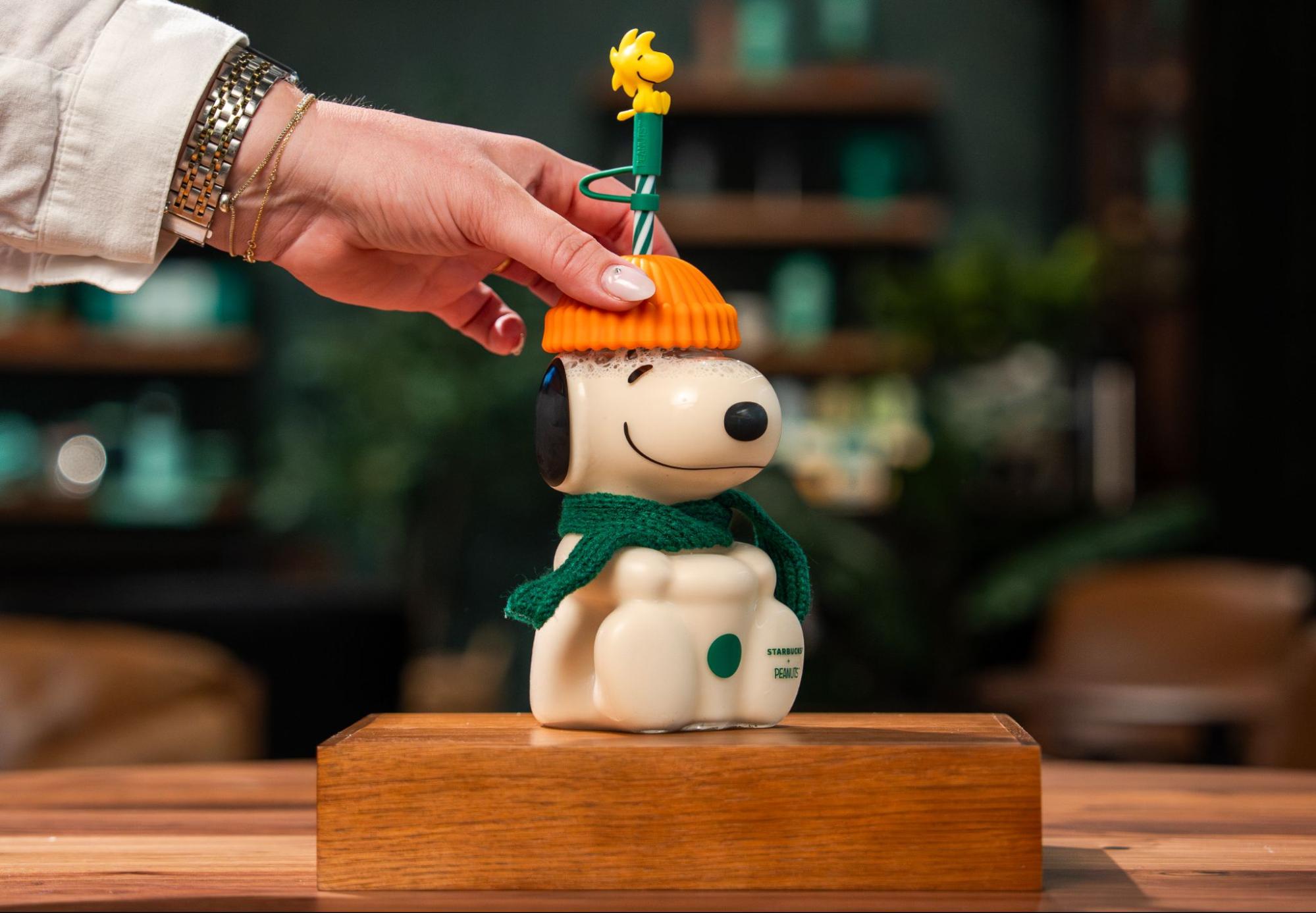 starbucks-peanuts-collab-snoopy-glass-cold-cup