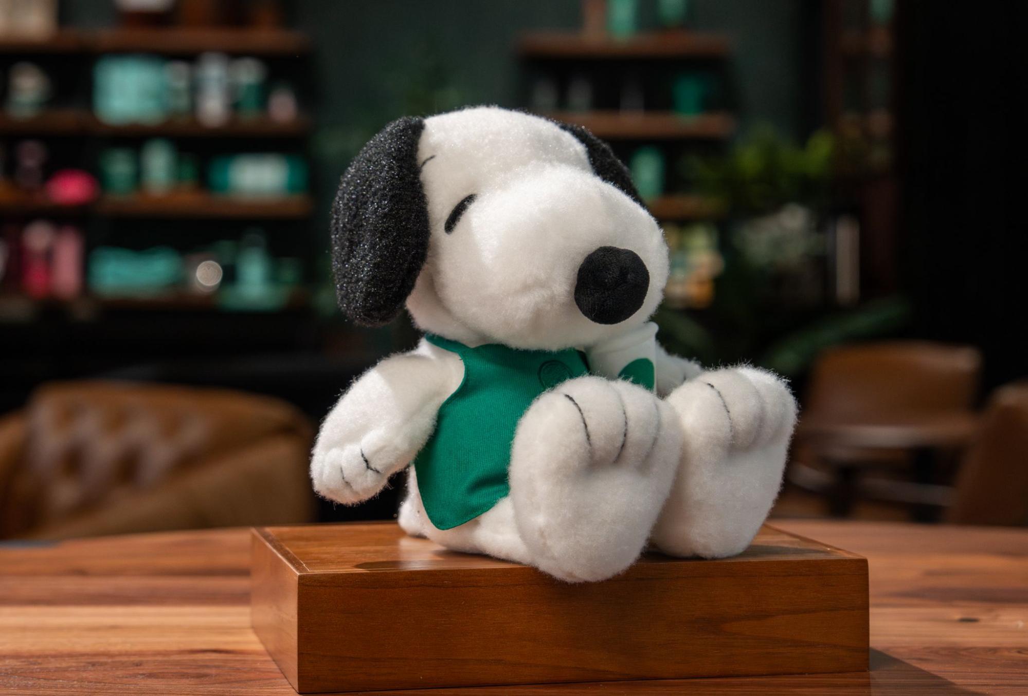 starbucks-peanuts-collab-snoopy-plush