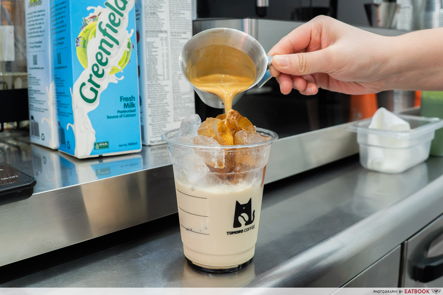 plq tomoro coffee - pouring