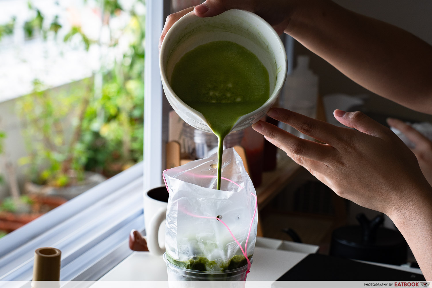 Brewed by Davine-pouring matcha