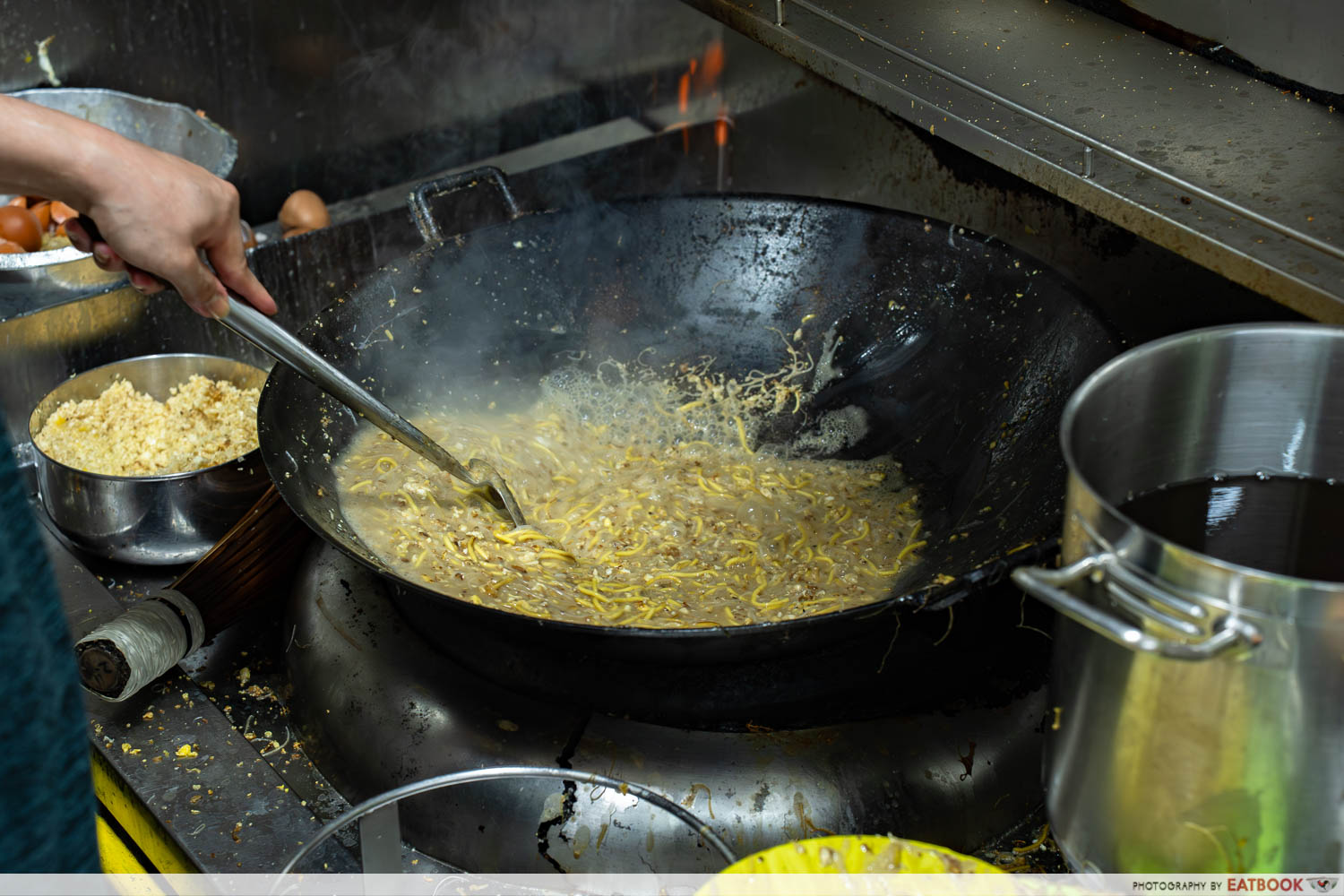 Herng hao chi-frying close up
