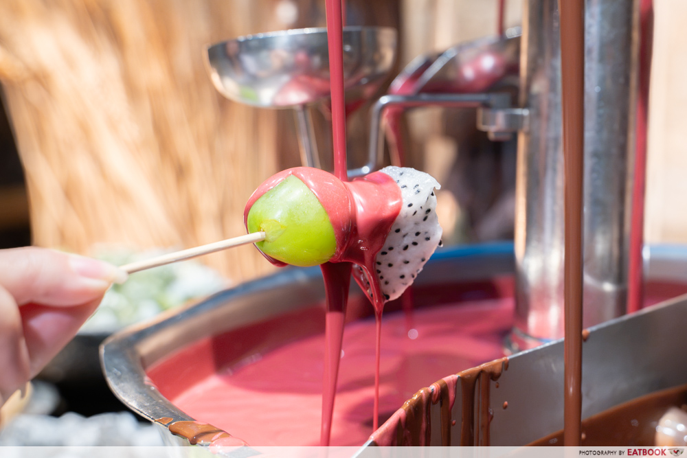 edge-choc-buffet-fondue-fruits-dipped