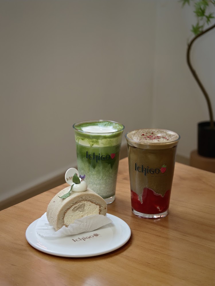 ichigo_flatlay